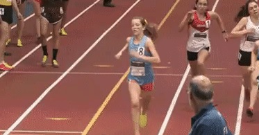 Corredor que se duerme, le gana la siguiente: Gifs eventos